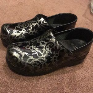 😍Like New Cute Dansko Clogs! 😍
